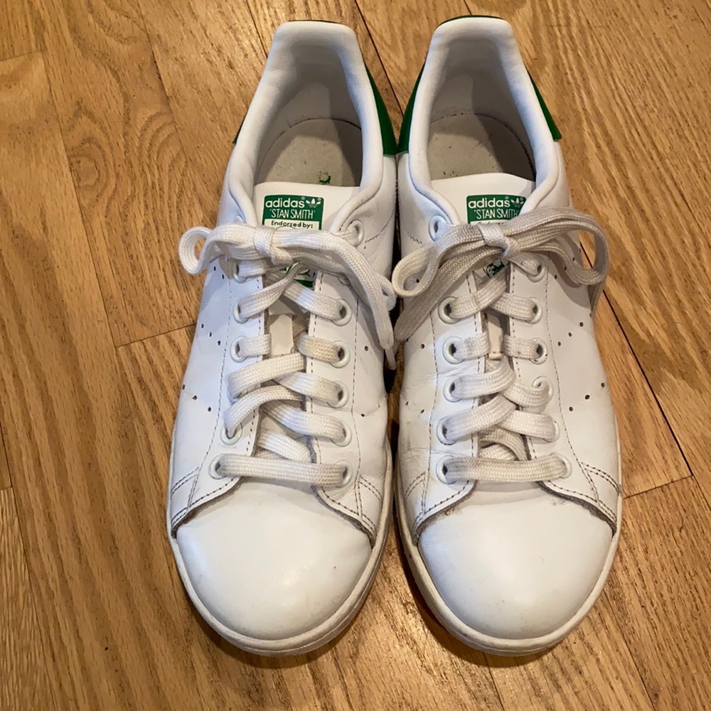 Adidas Stan Smith white/green sneakers.